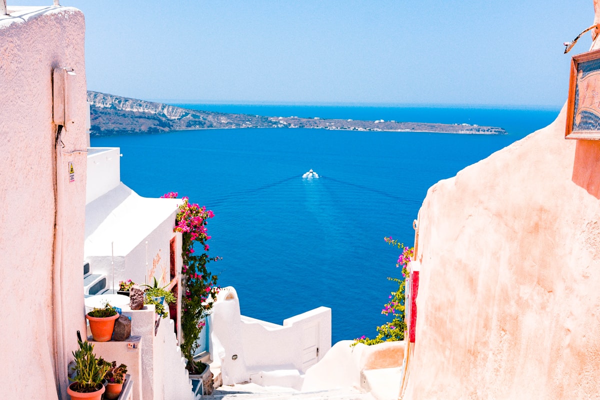 Village blanc et mer bleue sur une ile grecque