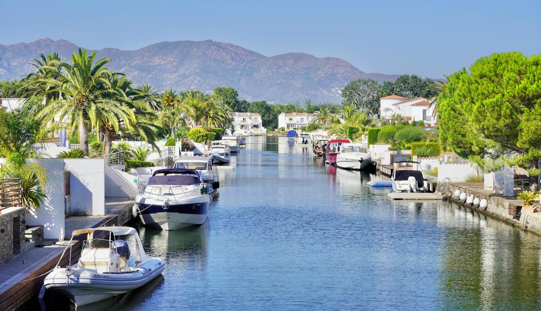 Empuriabrava : la "Venise espagnole" — plages, canaux, centre-ville - Photo par Razvan Vilt