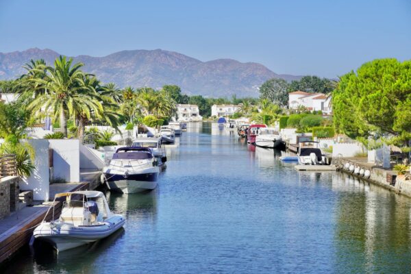 Empuriabrava : la "Venise espagnole" — plages, canaux, centre-ville - Photo par Razvan Vilt