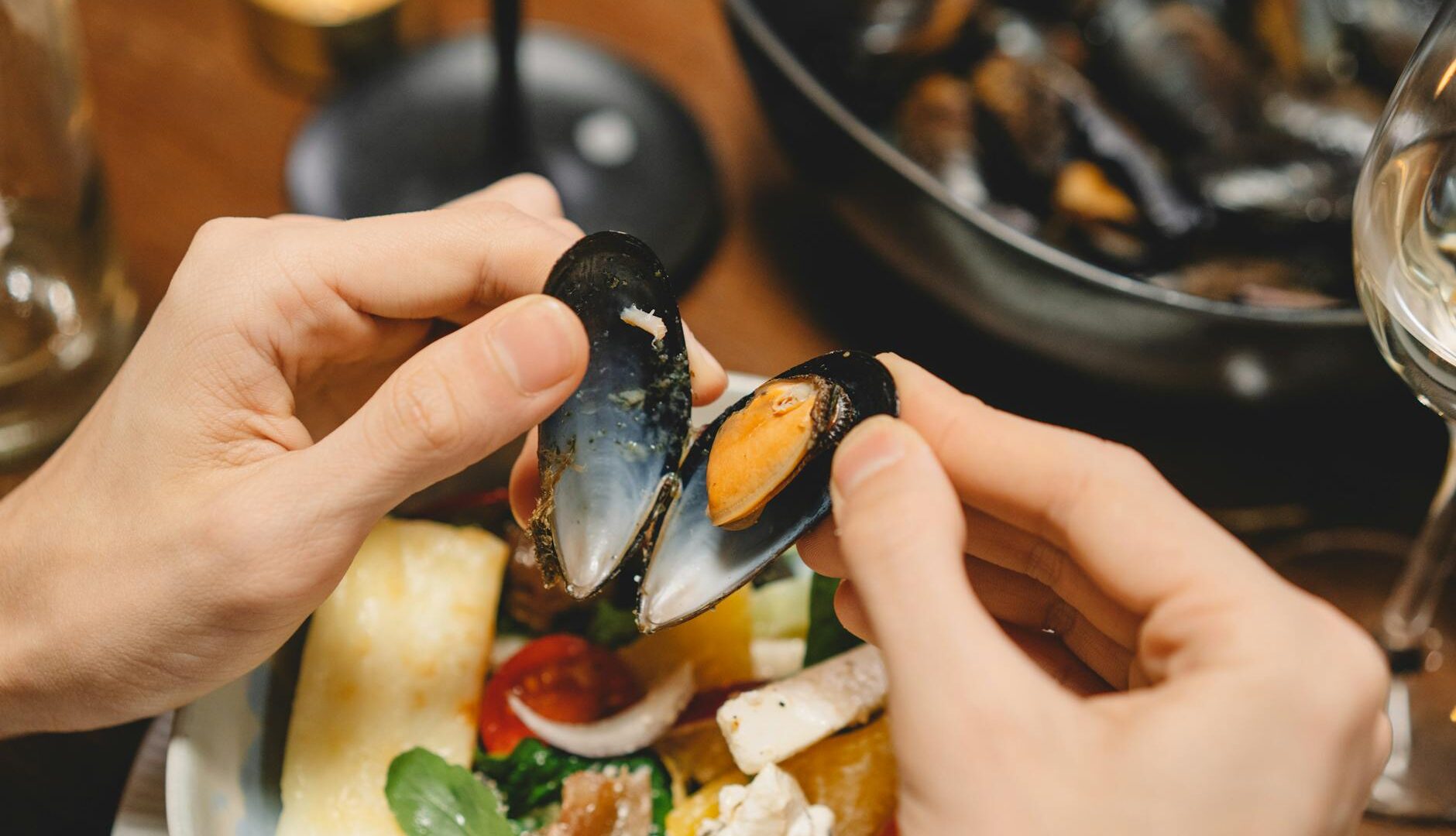 Moules de bouchot AOP : saison, recette, où en manger. - Photo par cottonbro studio