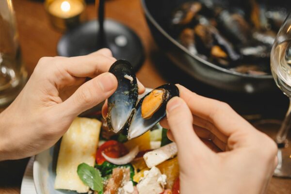 Moules de bouchot AOP : saison, recette, où en manger. - Photo par cottonbro studio